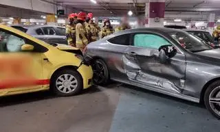 Zderzenie dwóch aut na parkingu centrum handlowego 