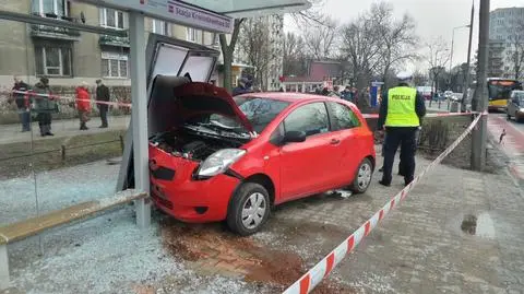 Wjechał toyotą w przystanek. Potrącił starszą kobietę