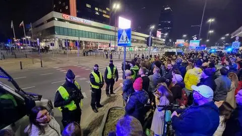 Tłumy przed hotelem Mariott 