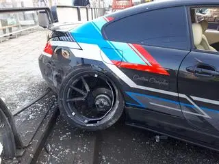 Bmw uderzyło w bariery przy przystanku tramwajowym