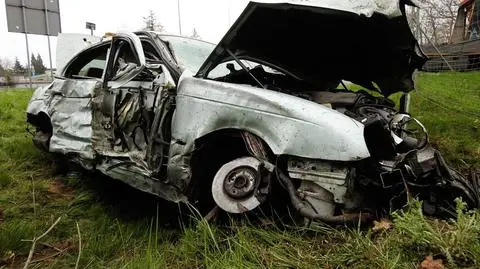 Jechał jaguarem, wypadł z drogi, skosił znaki, połamał drzewa i uderzył w nasyp. Miał blisko dwa promile