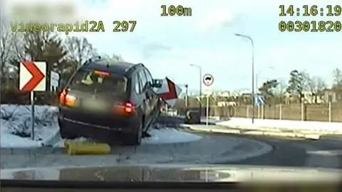 Kierowca przejechał przez środek ronda, był pijany