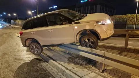 Auto zawisło na barierkach po kolizji 