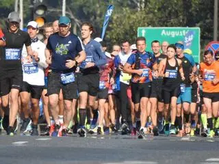 Uczestnicy na trasie 44. Maratonu Warszawskiego