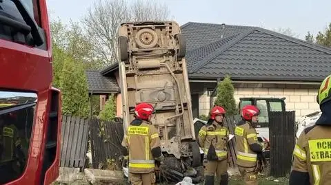 Auto dostawcze wpadło na posesję i stanęło w pionie