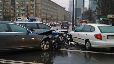 Radiowóz, Kia i BMW: kolizja na środku skrzyżowania