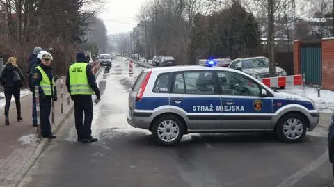 Awaria wodociągowa na Włodarzewskiej, zamknęli ulicę na cały dzień 