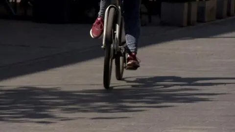 Jechały chodnikiem zamiast drogą dla rowerów. Rowerzystki ukarane po czołowym zderzeniu