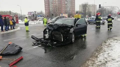 Zderzenie na Bemowie. "Samochody mocno potłuczone"