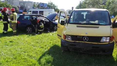 Wypadek na Mokotowie. "Pasażerka zakleszczona wewnątrz pojazdu"