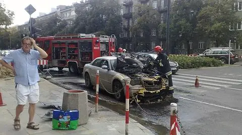 Chrysler zapalił się na ulicy