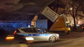 Ciężarówka nie zmieściła się pod wiaduktem