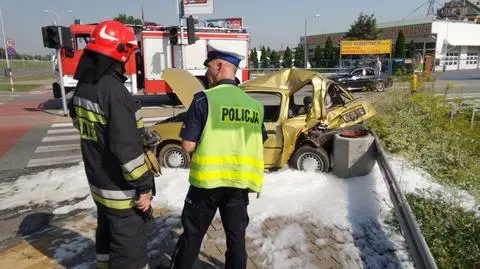 Nissan wbił się w barierkę po zderzeniu z renault