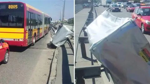Plandeka z przyczepki uszkodziła autobus