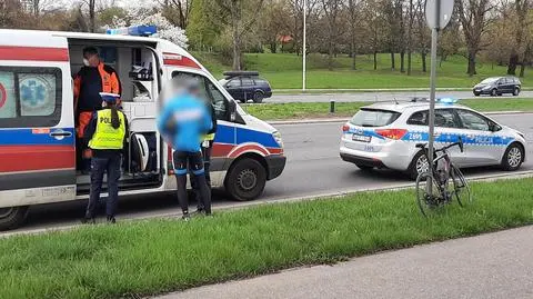 Rowerzysta zderzył się z pieszym na Bulwarach Wiślanych