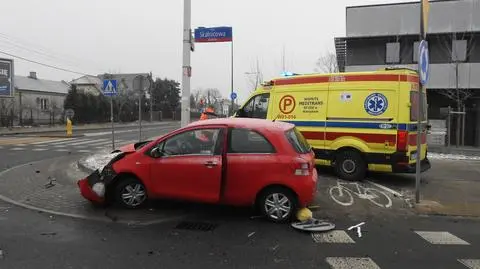 Zderzenie dwóch aut. Oba wypadły na chodnik i połamały znaki drogowe 