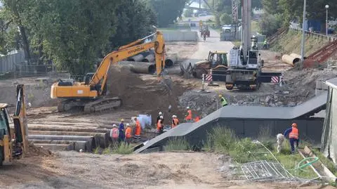 Warszawa rozkopana:  "Kiedyś to metro trzeba zbudować"