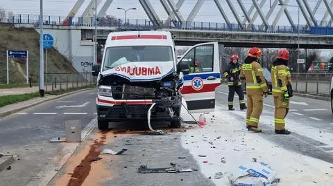 Rozbita karetka i materiały budowlane na jezdni