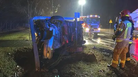 Wypadek na Bielanach. Bus uderzył w latarnię i dachował