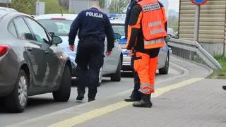 Samochód zahaczył o jednego z policjantów