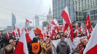 Przy rondzie Dmowskiego gromadzą się uczestnicy marszu