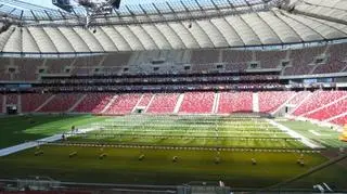 Doświetlają murawę na Stadionie Narodowym