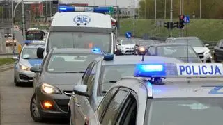 Samochód zahaczył o jednego z policjantów