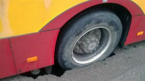 Autobus utknął w dziurze na Myśliborskiej