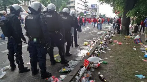 Kibice opanowali Francuską. Ulica zasypana śmieciami