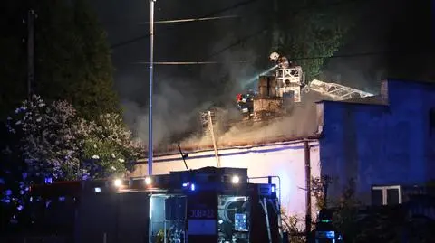 Nocny pożar domu. Jedna osoba trafiła do szpitala