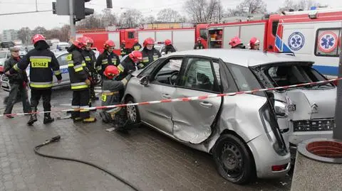 Zderzenie forda z citroenem. Dwie kobiety ranne