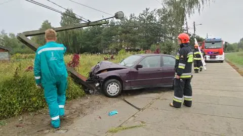 Po imprezie zabrał auto kolegi i rozbił je na słupie. W okolicy nie było prądu