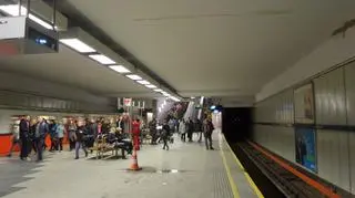 Cieknie woda na stacji metro Politechnika