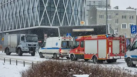 Sześć stacji metra zamkniętych. Ktoś wyrzucił pakunek w trakcie jazdy