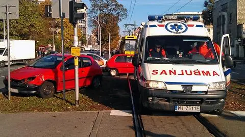"18" wjechała w peugeota.  Utrudnienia dla pasażerów