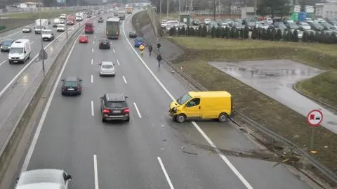 Zderzenie trzech aut na S8. "Dostawczy stał w poprzek"