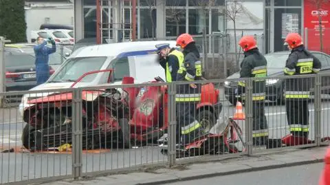 Płowiecka: latarnia przygniotła auto. W środku zakleszczony kierowca