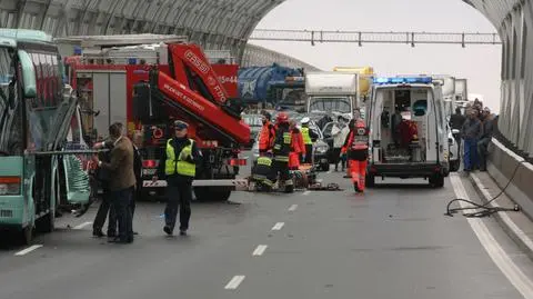 Autobus zderzył się z ciężarówką. "Sześć osób rannych"