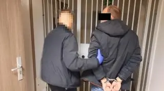 Policjant z zatrzymanym mężczyzną