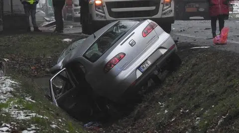 Dwie ciężarówki i auto osobowe zderzyły się na krajowej "50". Jedna osoba nie żyje