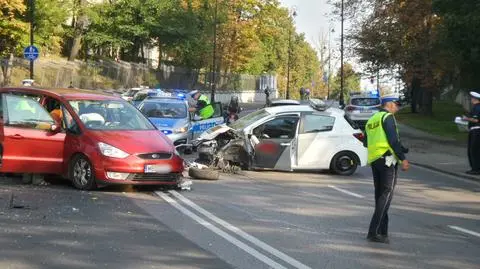 Wypadek dwóch aut na Belwederskiej