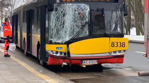 Autobus miejski uderzył w latarnię 