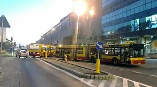 Zepsuty autobus blokuje jeden pas ruchu / fot. Lech Marcinczak, tvnwarszawa.pl