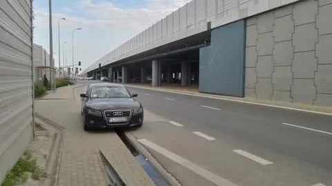 Auto obok przystanku. "Nie ma podstaw do odholowania"