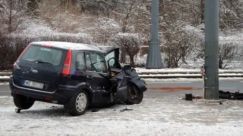 Ford rozbity na latarni. "Na szczęście jechał bez pasażera"