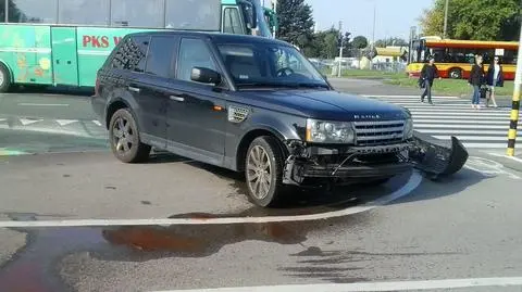 Kolizja range rovera z autobusem
