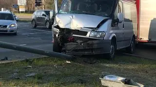 Kolizja na Ursynowie. Bus "skosił" sygnalizator