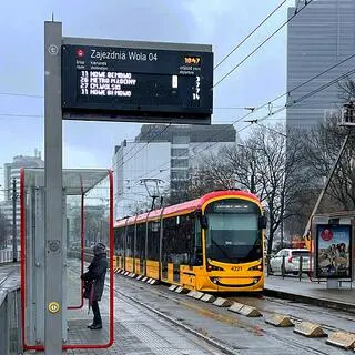 Wyświetlacz na przystanku tramwajowym