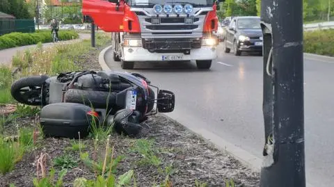 Skuterzysta wjechał w latarnię. Został odwieziony do szpitala