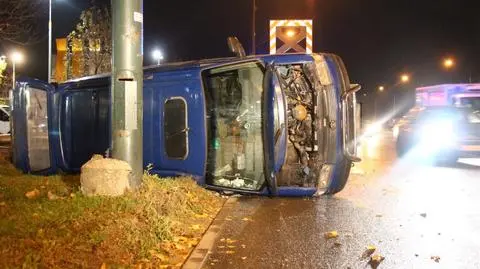 Dostawczak na boku. Kierowca dostał 300 zł mandatu